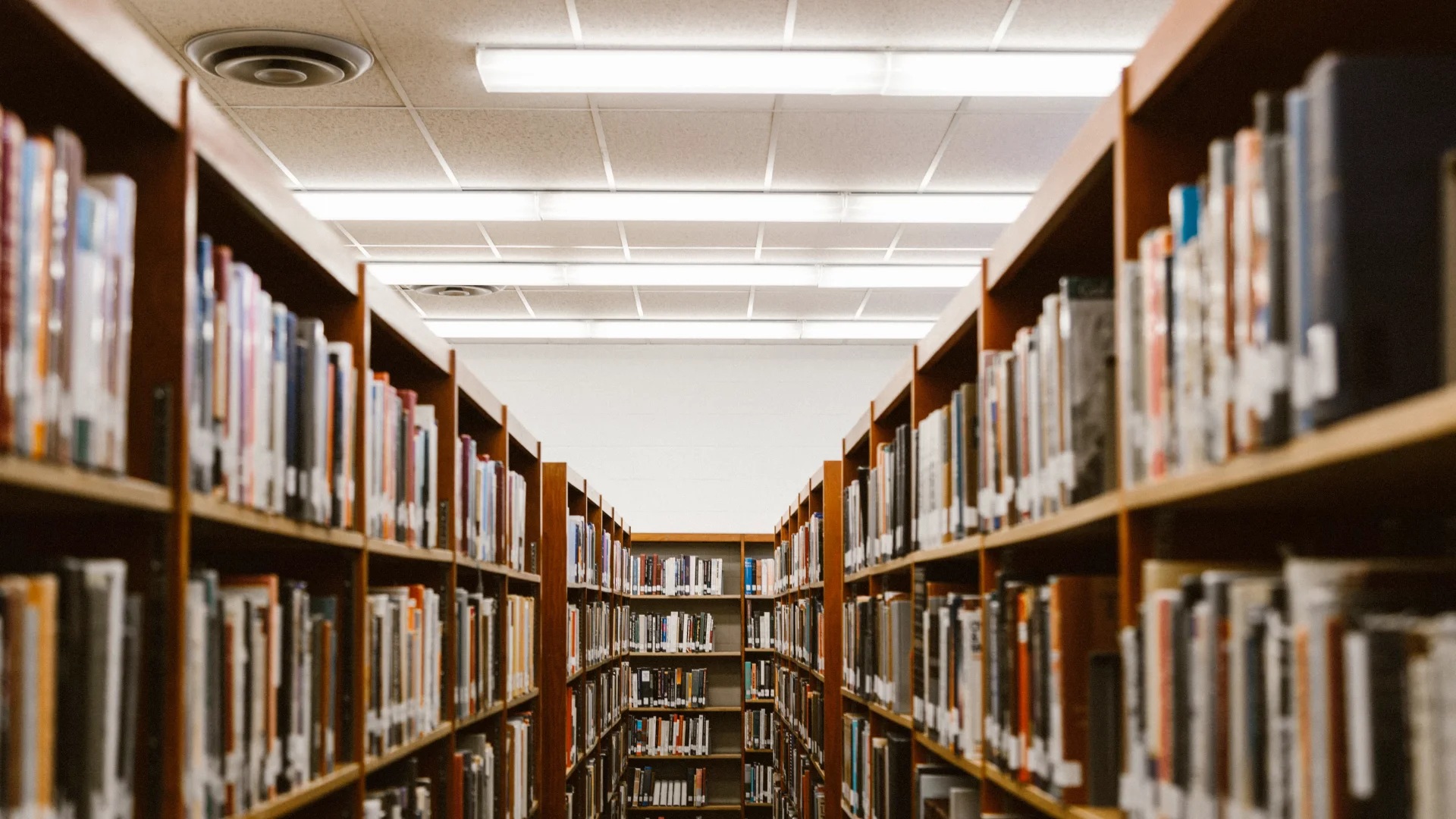 Fundo de livros Simulado Solidário